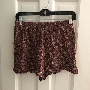 Stretchy waistline, maroon shorts